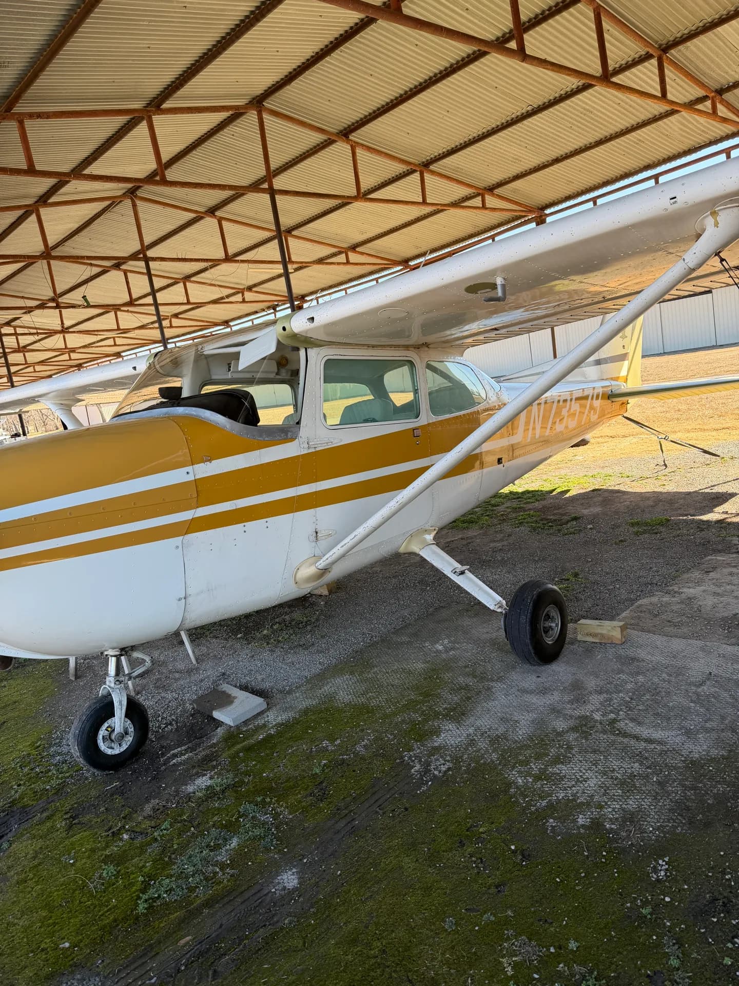 1974 Cessna 172M available for rental at Gundys Airport near Tulsa, Oklahoma